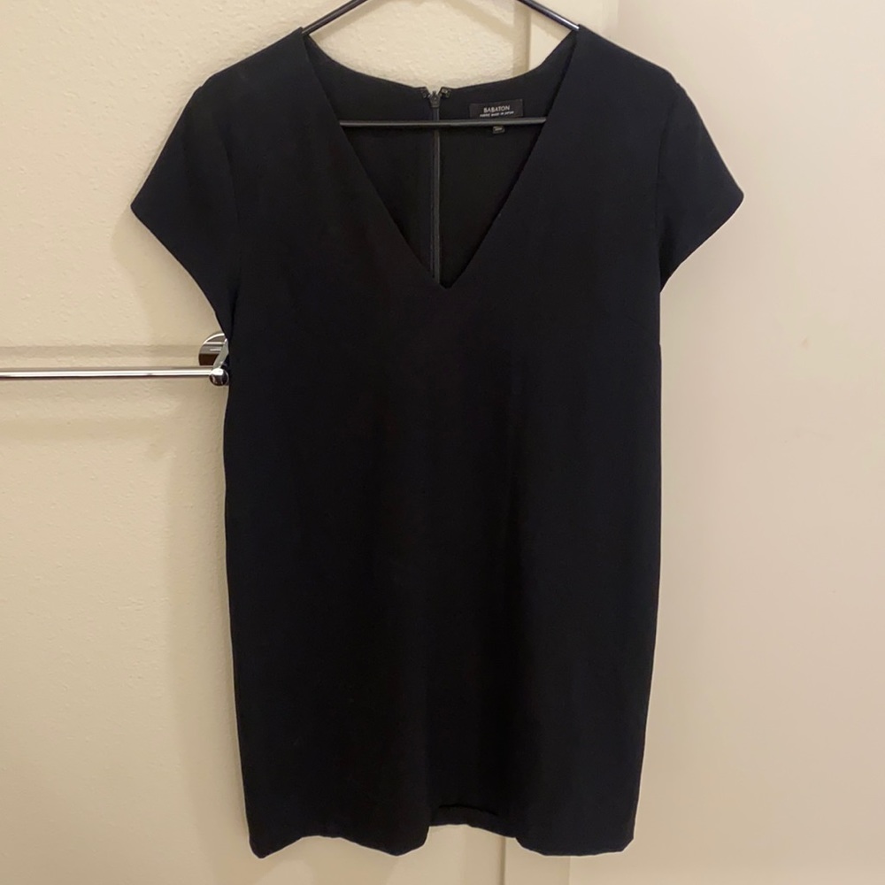 Aritzia Babaton black v neck dress size 10